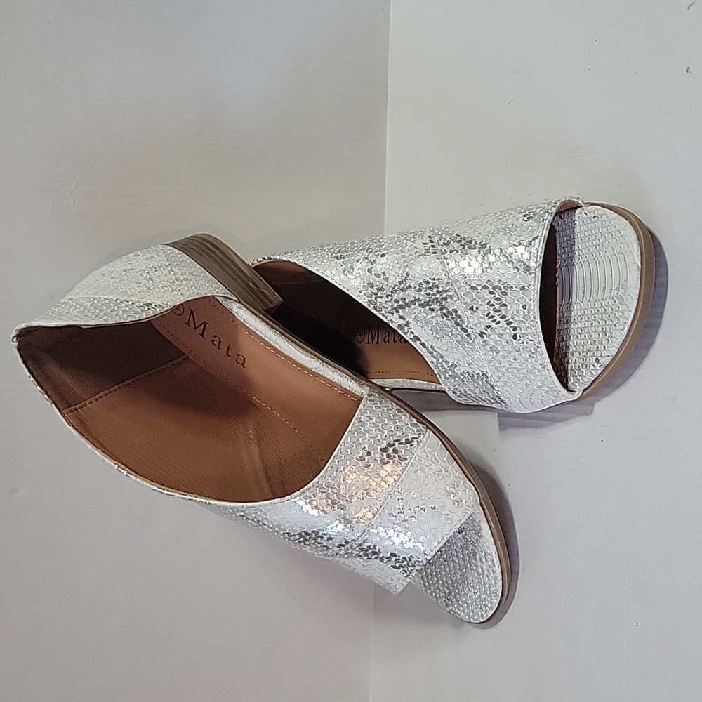 NWOT Mata white/silver faux snakeskin cut-out, open toe shoes, size 9